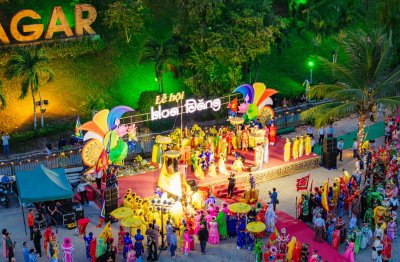 THẢ HOA ĐĂNG TRONG LỄ HỘI THÁP BÀ PONAGAR
