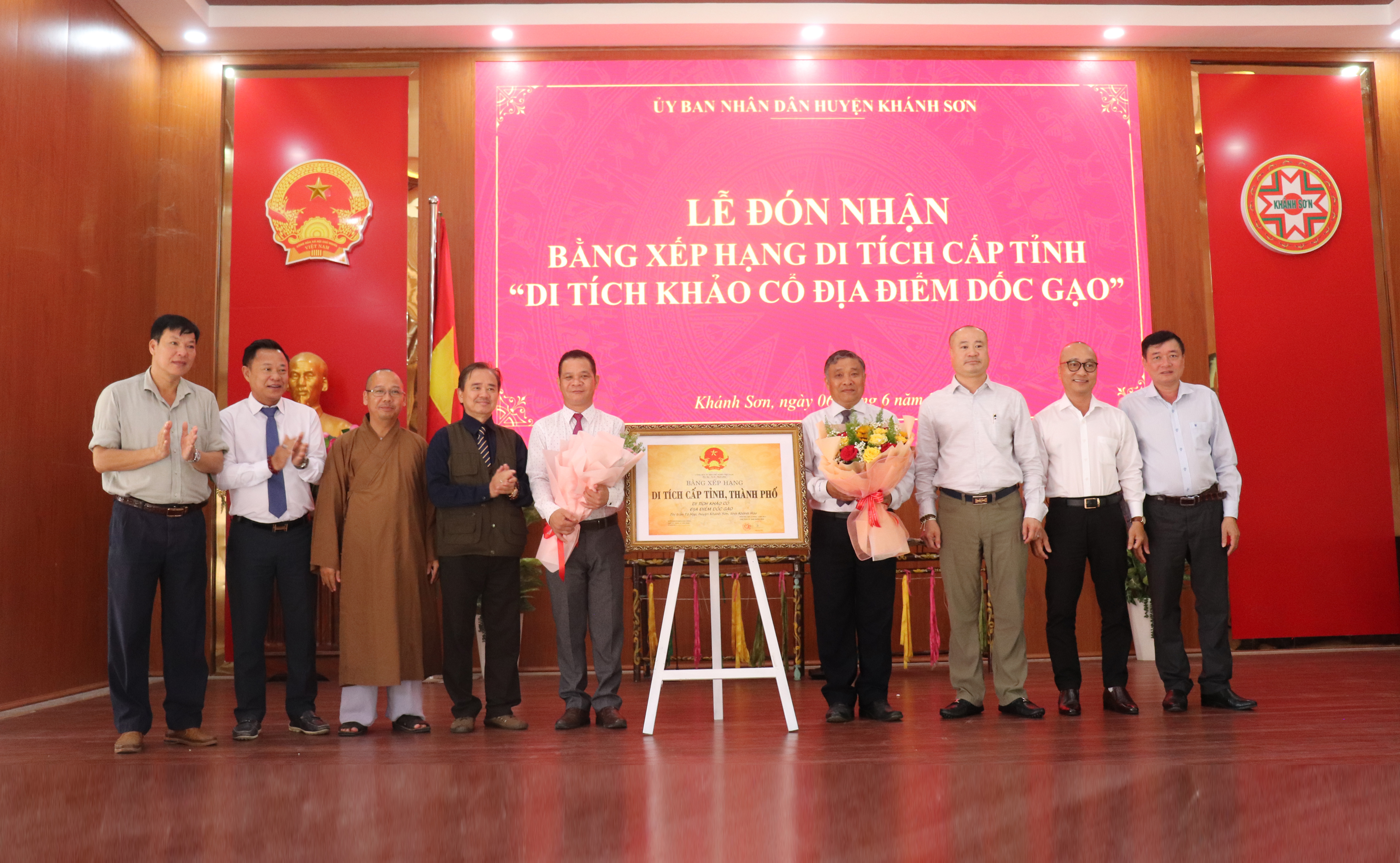  HUYỆN KHÁNH SƠN ĐÓN NHẬN BẰNG XẾP HẠNG DI TÍCH CẤP TỈNH "DI TÍCH KHẢO CỔ ĐỊA ĐIỂM DỐC GẠO"